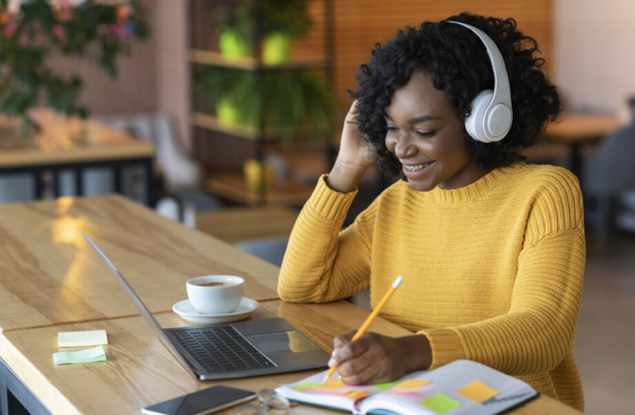 woman at desk working on laptop